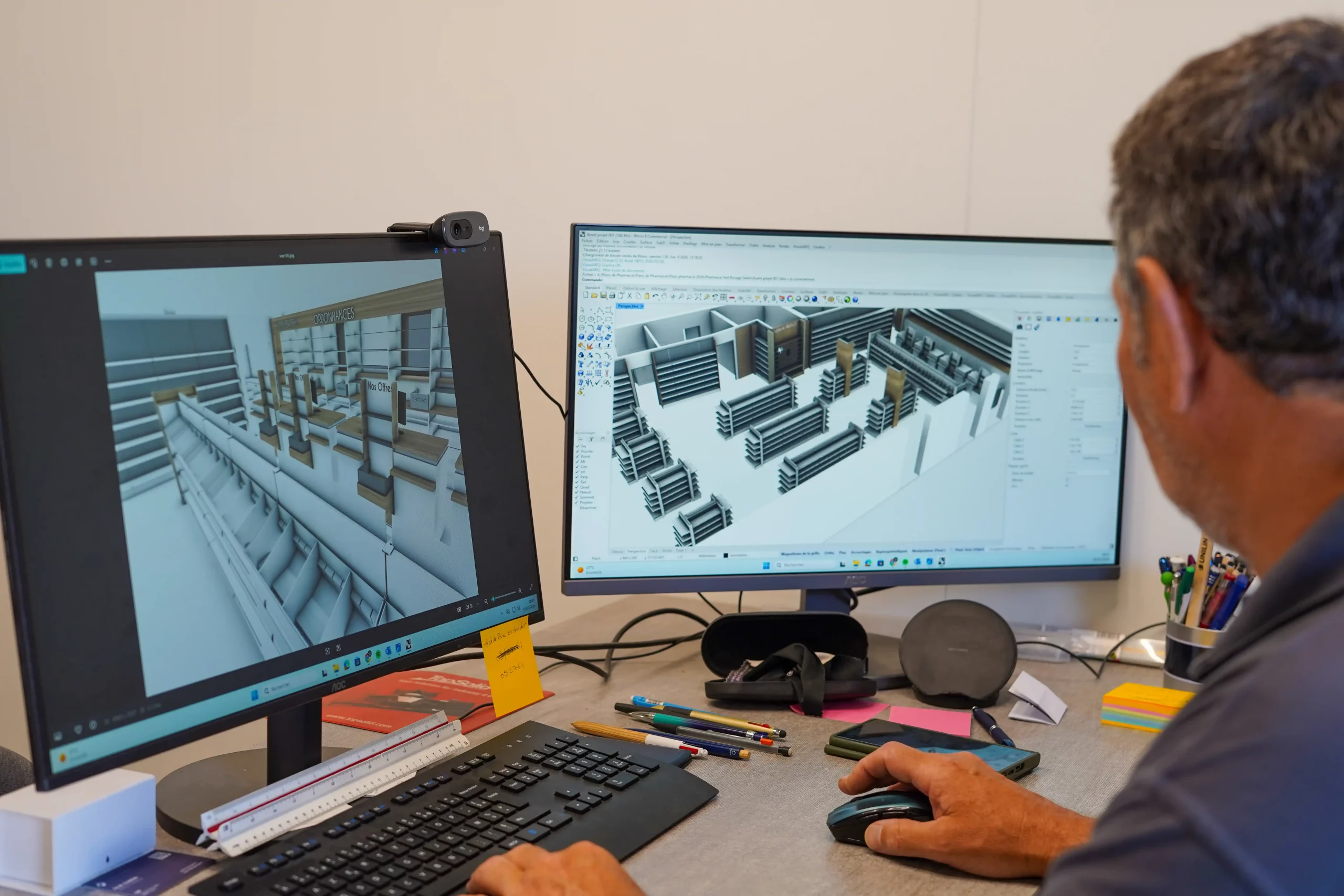 Concepteur Castany Agencement réalisant une modélisation 3D d'un projet d'agencement de pharmacie sur logiciel de conception.